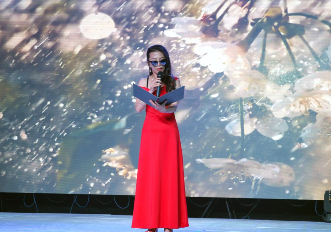 《等 ，自己绽放》作者：Julie 朗诵：Julie