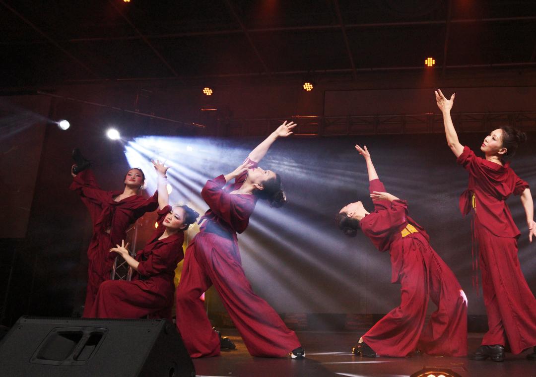 舞蹈《往事随风》 表演单位:加拿大梅美舞蹈艺术学校